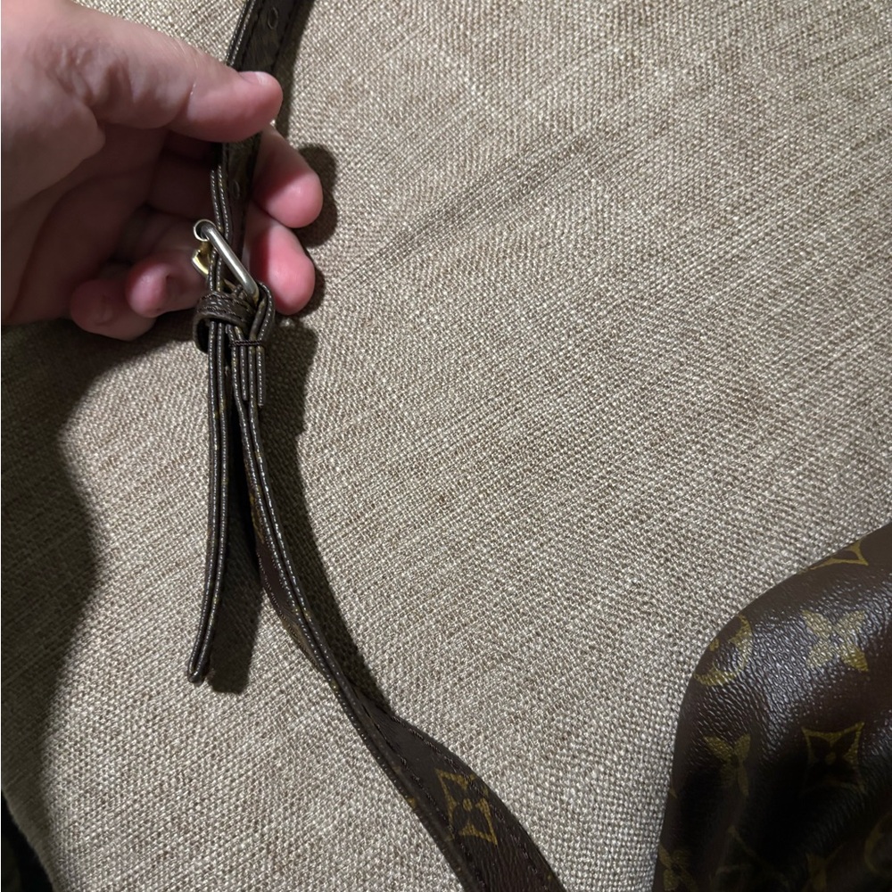 Authentic Louis Vuitton monogram messenger with COA - Picture 8 of 13